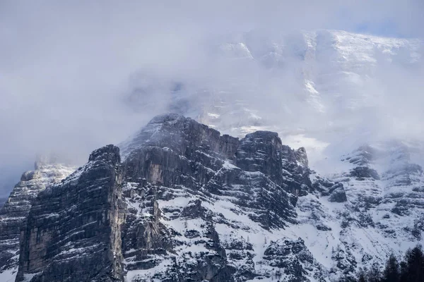 Paisajes Montañosos Capas Con Nubes Niebla Nieve — Foto de Stock