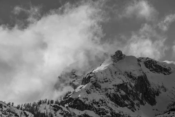 Dramática Escena Blanco Negro Con Nubes Golpeando Las Imponentes Paredes — Foto de Stock