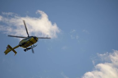 Graz, Avusturya - 27.11.2017: Acil durum helikopteri bir kazaya doğru yol alıyor