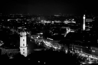 Graz, Avusturya - 08.02.2018: Graz kasabasının ön planda Franziskanerkirche ve uzaktaki A1 binasının siyah ve beyaz gece çekimleri