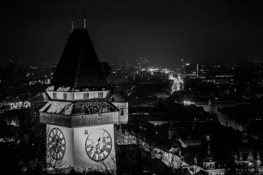 Graz 'ın saat kulesinin siyah beyaz bir resmi.