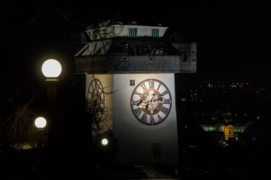 Graz 'ın ünlü saat kulesi gece aydınlandı.