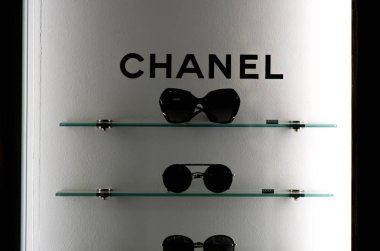 Graz, Avusturya - 08.02.2018: Graz 'da bir mağazada Chanel gözlükleri sergileniyor