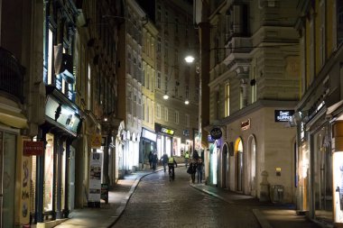 Graz, Avusturya - 08.02.2018: Eski şehir merkezinde tipik küçük cadde