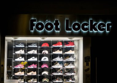 Graz, Avusturya - 08.02.2018: Graz mağazasında ayakkabı ve beyzbol şapkaları gösterimi