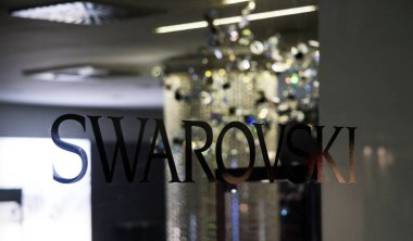 Graz, Avusturya - 08.02.2018: Mağaza penceresinde Swarovski ismi arkaplanda kristal avize ile yazıldı