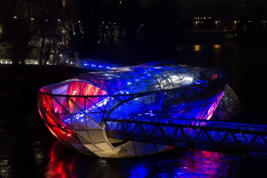 Graz, Avusturya - 08.02.2018: Murinsel köprüsü gece kırmızı ve mavi renkte aydınlandı