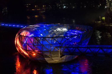 Graz, Avusturya - 08.02.2018: Ünlü Murinsel köprüsü gece kırmızı ve mavi renklerle aydınlandı