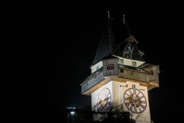 Graz 'ın saat kulesi gece aydınlandı.