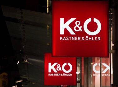 Graz, Avusturya - 08.02.2018: Kastner ve Ohler Graz 'daki mağazasının önünde imza attılar