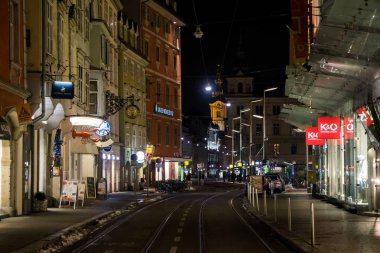 Graz, Avusturya - 08.02.2018: Şehrin ana meydanındaki Sackstrasse 'den görüntü