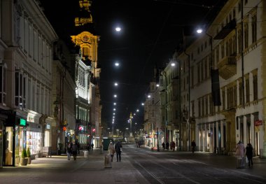 Graz, Avusturya - 08.02.2018: İnsanlar Herrengasse 'de rahat bir gece gezintisinin tadını çıkarıyorlar
