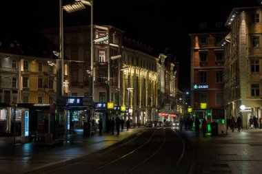 Graz, Avusturya - 08.02.2018: Kasaba meydanındaki tramvayda bekleyen insanlar