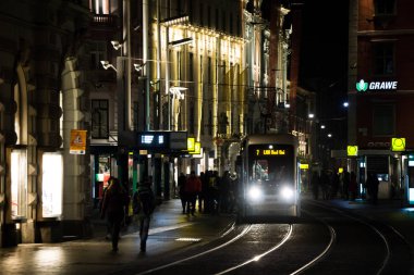 Graz, Avusturya - 08.02.2018: İnsanlar günün son tramvaylarından birine biniyorlar