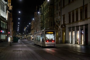 Graz, Avusturya - 08.02.2018: Gece Herrengasse 'de tramvay yolculuğu