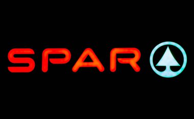Graz, Avusturya - 08.02.2018: Hollanda çokuluslu perakendecisi Spar 'ın parlak ışığı gece parladı