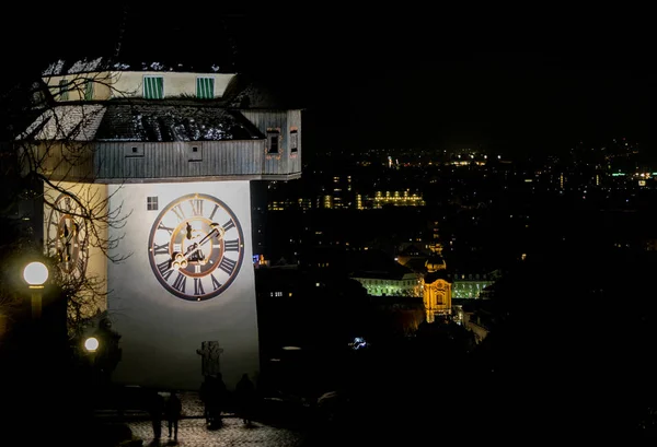 Часовая Башня Граца Знаменитый Символ Города Освещенная Ночью Городом Заднем — стоковое фото