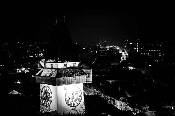 Jasno Oświetlona Wieża Zegarowa Austriackim Mieście Graz Nocy — Zdjęcie stockowe
