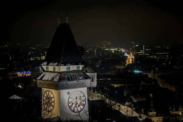 Der Grazer Uhrturm Ist Eines Der Beliebtesten Wahrzeichen Der Stadt — Stockfoto