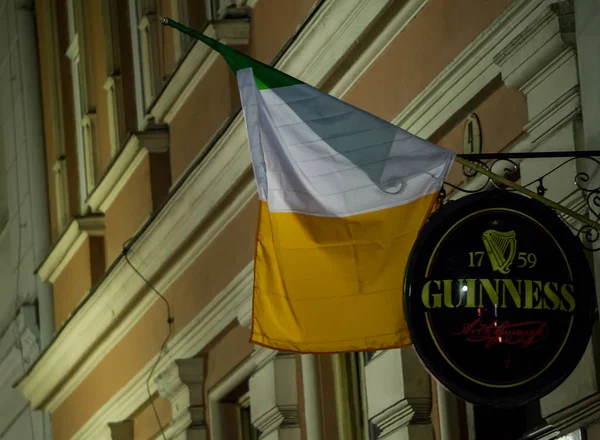 Graz Austria 2018 Insegna Guinness Bandiera Irlandese Sopra Ingresso Pub — Foto Stock