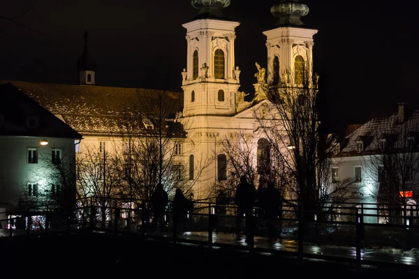 보행자들이 교회와 다리를 건너는 — 스톡 사진