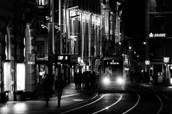 Graz Austria 2018 Las Personas Que Suben Tranvía Por Noche —  Fotos de Stock