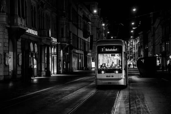 Graz Austria 2018 Przejazd Tramwajem Przez Stare Miasto Graz Nocą — Zdjęcie stockowe