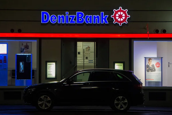 Graz Austria 2018 Coche Estacionado Frente Una Sucursal Del Banco — Foto de Stock