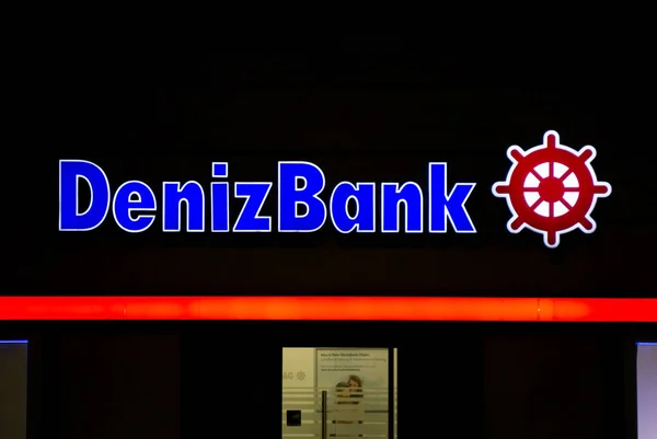 Graz Austria 2018 Deniz Bank Inscripción Logotipo Brillantemente Iluminado Por — Foto de Stock