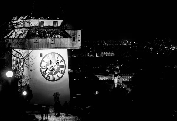 Schwarz Weiß Bild Der Grazer Turmuhr Bei Nacht Mit Der Stockbild