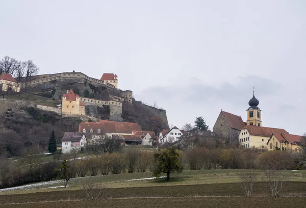 Kyrka Åker Och Hus Nedanför Fästningen Riegersburgs Slott Steiermark Sydöstra — Stockfoto