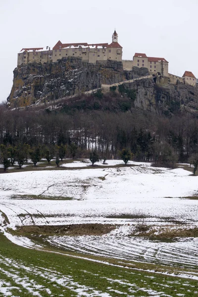 Scatto Verticale Dell Imponente Castello Riegersburg Arroccato Una Scogliera Picco — Foto Stock
