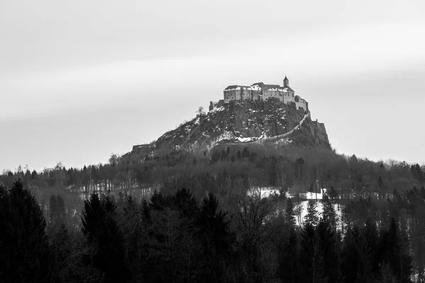 Paysage Noir Blanc Avec Forêt Hiver Imposant Château Riegersburg Loin — Photo