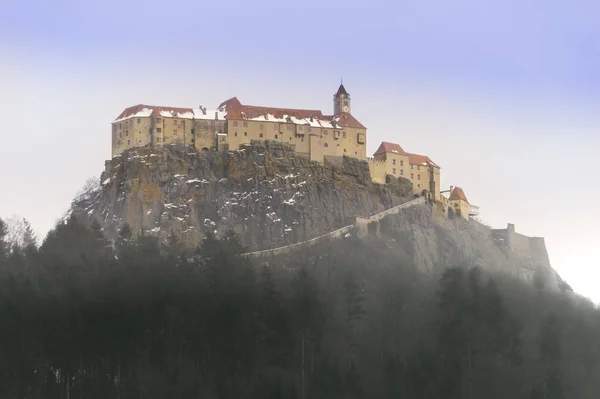 Castello Riegersburg Arroccato Una Scogliera Sopra Una Foresta Ricoperta Nebbia — Foto Stock