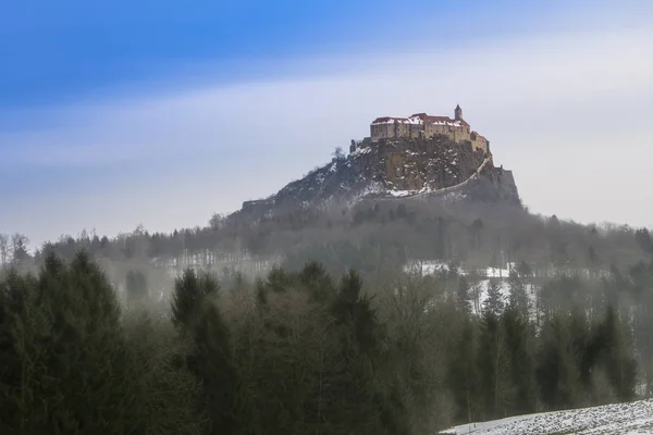 Cieli Blu Sopra Castello Riegersburg Foresta Nebbiosa Fredda Spettrale Sottostante — Foto Stock