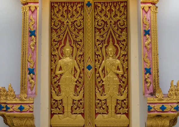 Vyřezávané Dřevěné Dveře Které Střeží Vchod Buddhistického Chrámu Thajsku — Stock fotografie