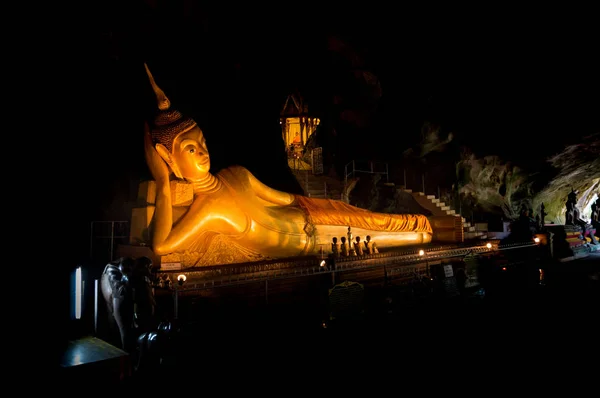 Χρυσό Ανακλινόμενο Άγαλμα Του Βούδα Μέσα Στη Σπηλιά Του Ναού — Φωτογραφία Αρχείου