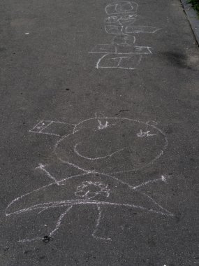 Tebeşir kız asfalt üzerinde