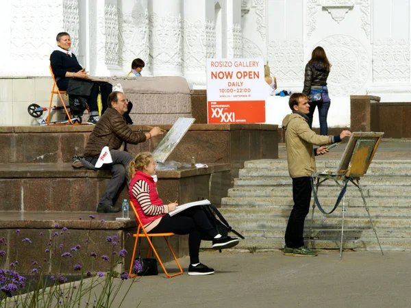 Artists paint outdoors — Stock Photo, Image