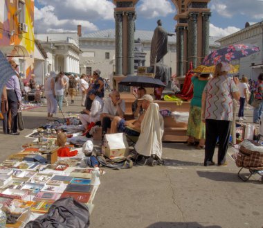 Sıcak bir gün bit pazarı