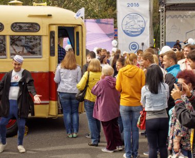 Retro otobüsten içinde görmek için sıraya
