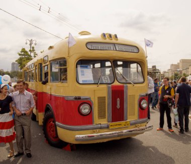 Retro şehir otobüs incelemek 