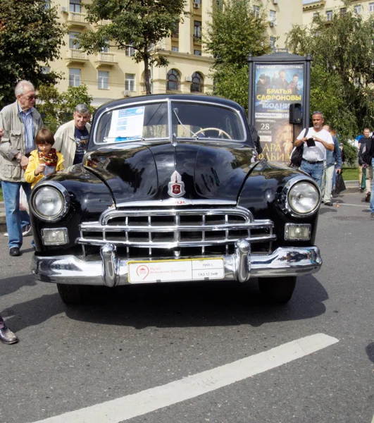 Voiture rétro soviétique pleine grandeur limousine ZIM — Photo