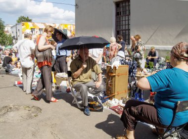 Sıcak bir gün bit pazarı satıcı