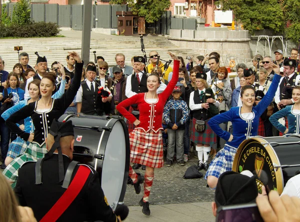 Salta durante o baile — Fotografia de Stock