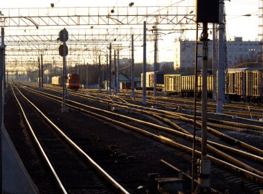 Sabah güneş doğarken tren istasyonu