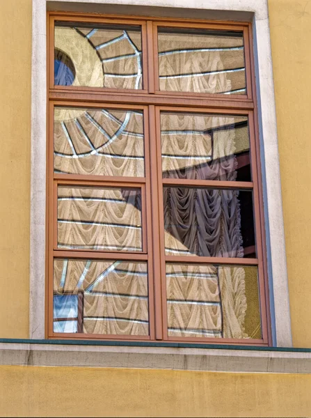 Reflet Décoration Bâtiment Dans Une Fenêtre Avec Des Rideaux — Photo