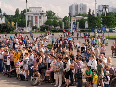 Moskova, Rusya, 28 Mayıs 2016: VDNH Park ziyaretçileri arasında yer alan seyirciler, askeri orkestra Spasskaya Kulesi Festivali 'nin performansını izledi