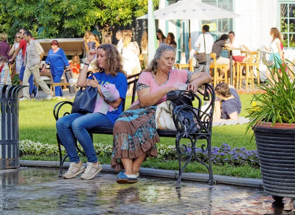 Moscou Russie Juin 2016 Une Fille Aux Cheveux Châtain Adulte — Photo