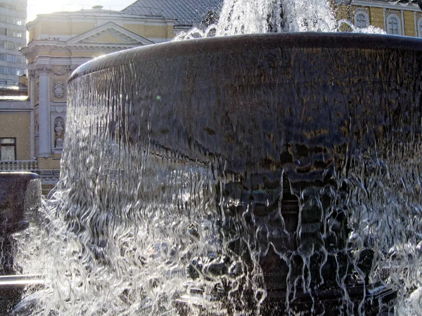 Water Flows City Fountain Sunny Day — Stock Photo, Image